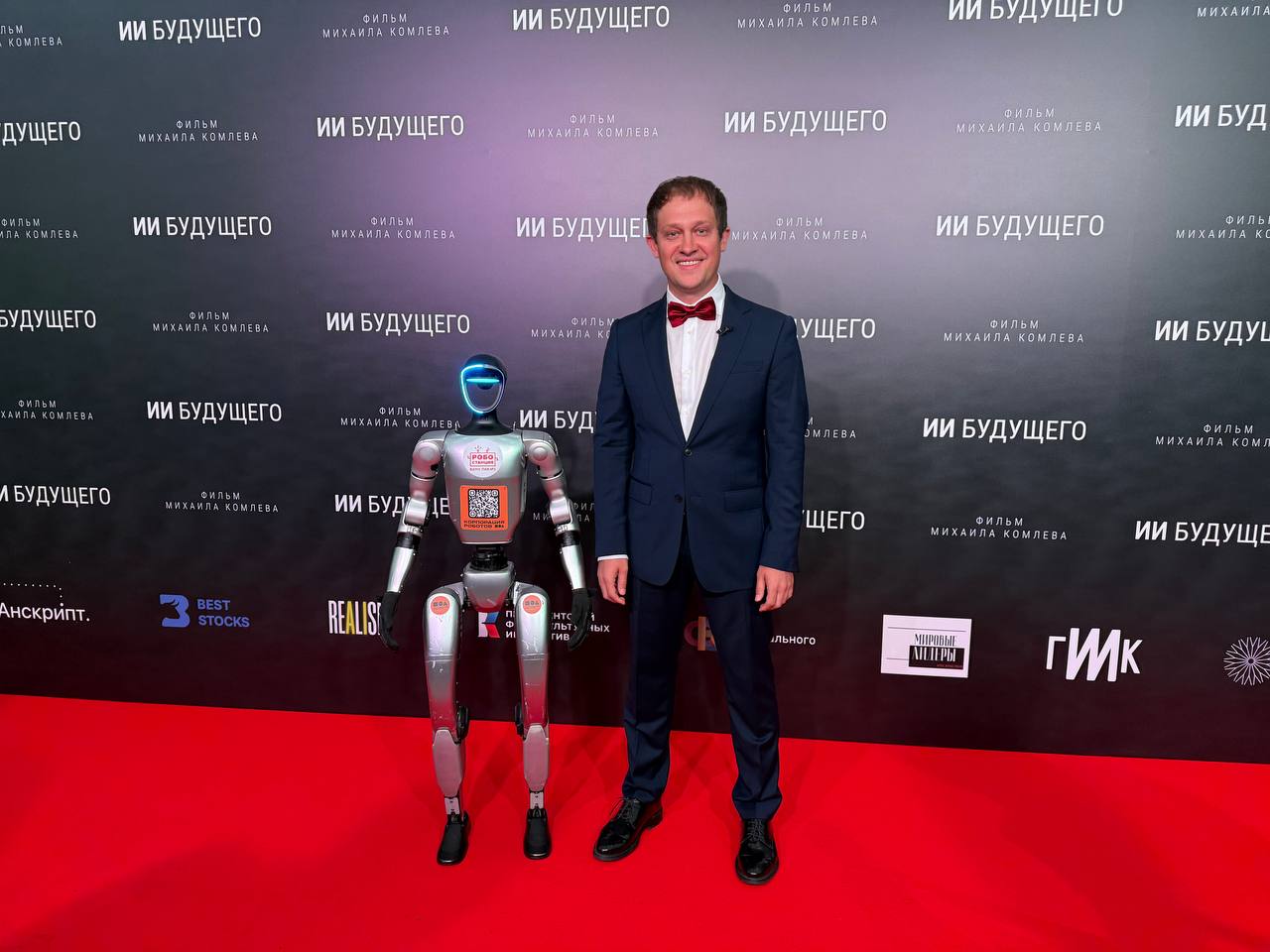 Режиссер Михаил Комлев на премьере сериала в кинотеатре «Октябрь»